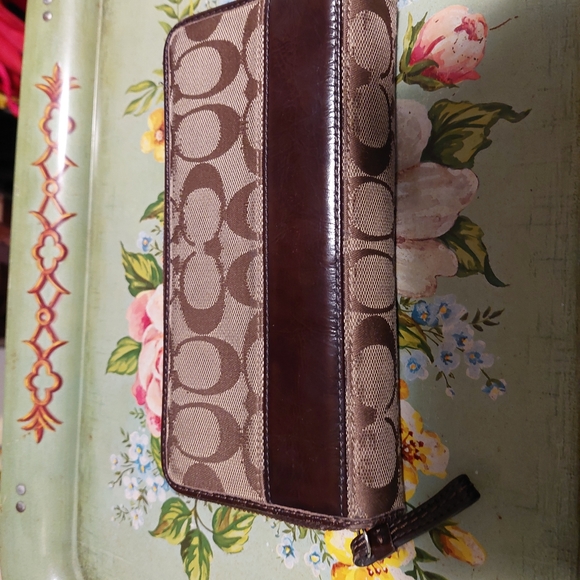 Coach signature zip around Clutch wallet - Picture 5 of 5